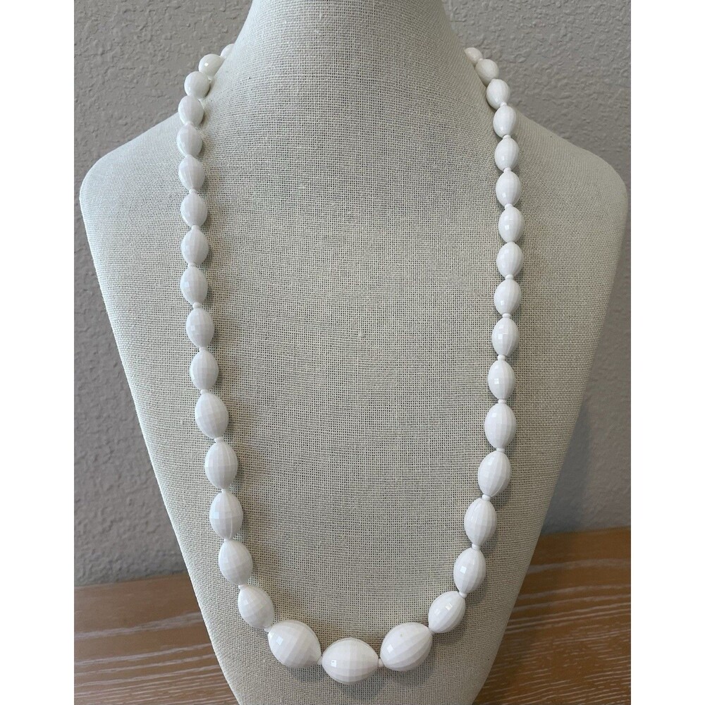 Vintage White Acrylic Graduated Bead Necklace Faceted Women’s Jewelry